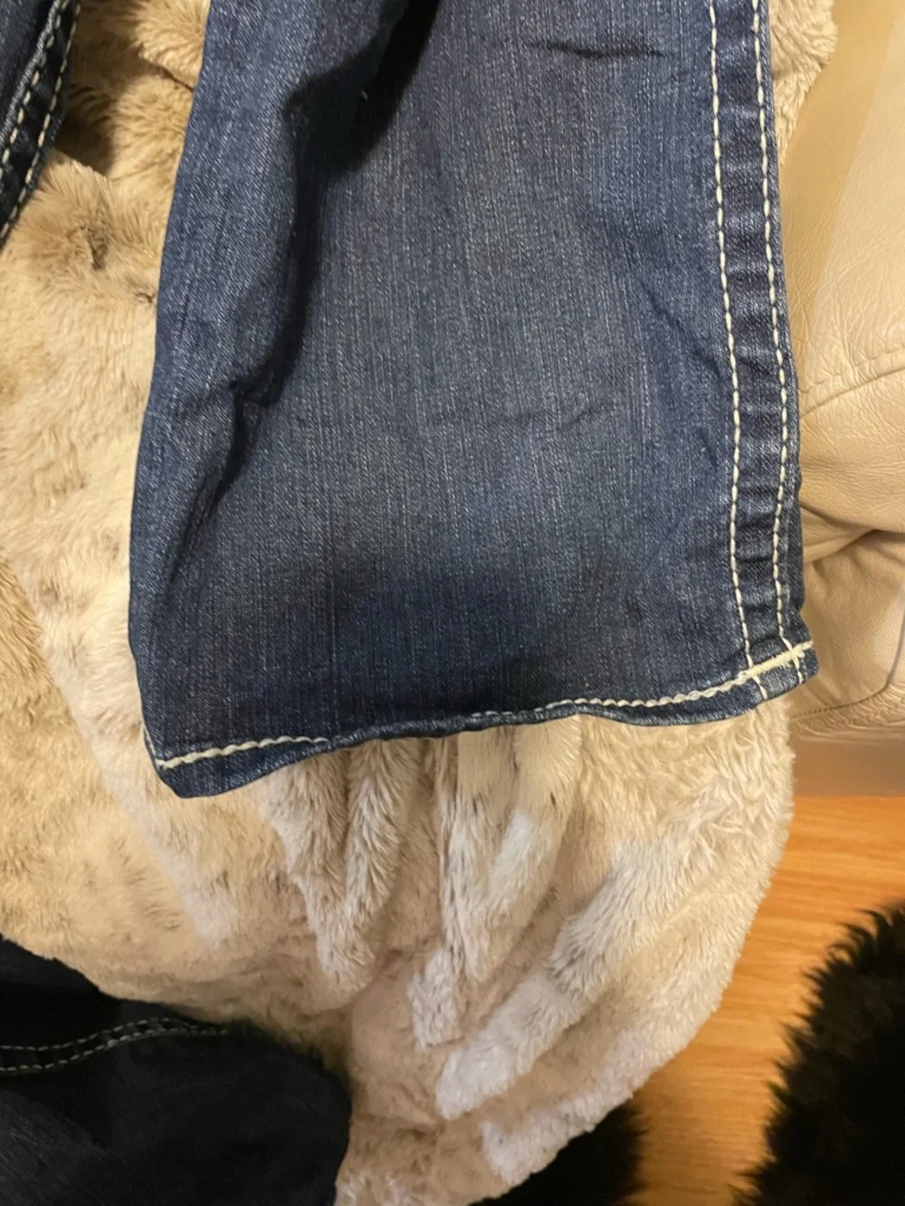 True Religion Dark Indigo Jeans with White Stitching - Picture 9 of 9